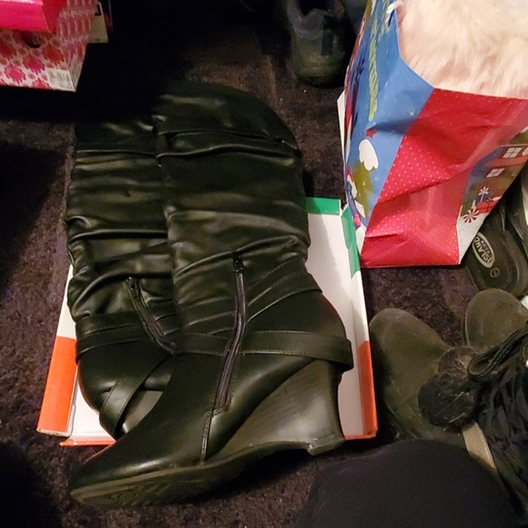 Black fold over boots - Picture 2 of 2